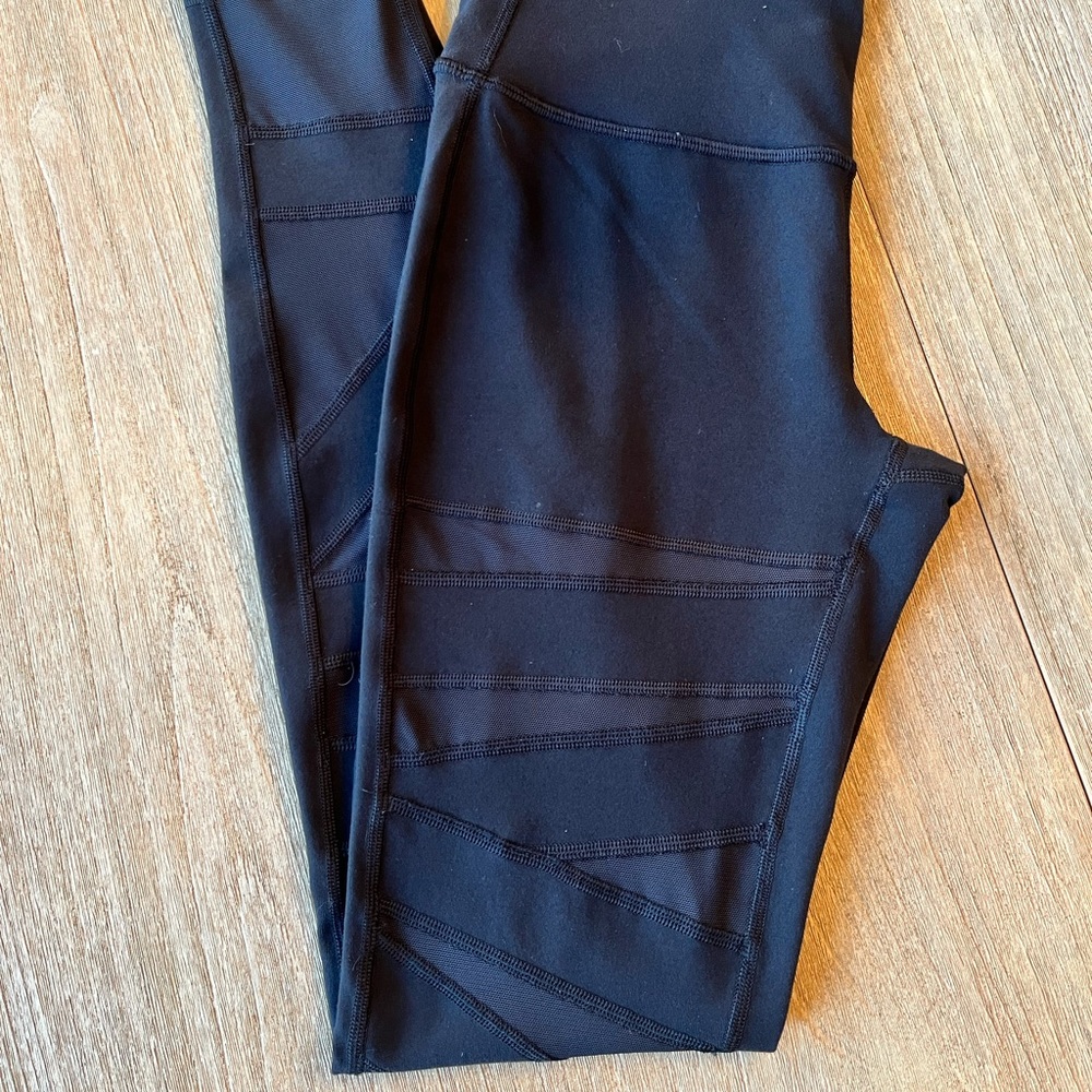 Lululemon wunder under, black mesh details on the front of leggings. Hardly worn